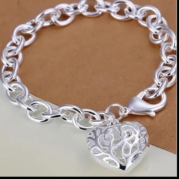 NWT Heart Shaped Pendant Fashionable Silvery Bracelet. - Picture 2 of 6